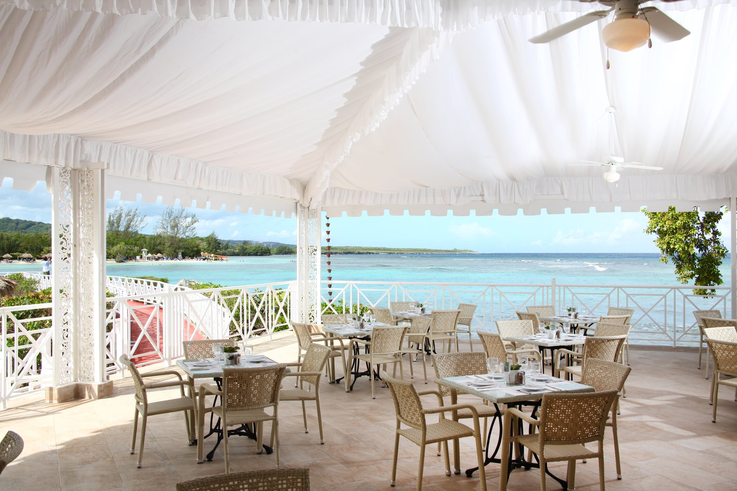 Piscis Beach covered terrace overlooking the sea