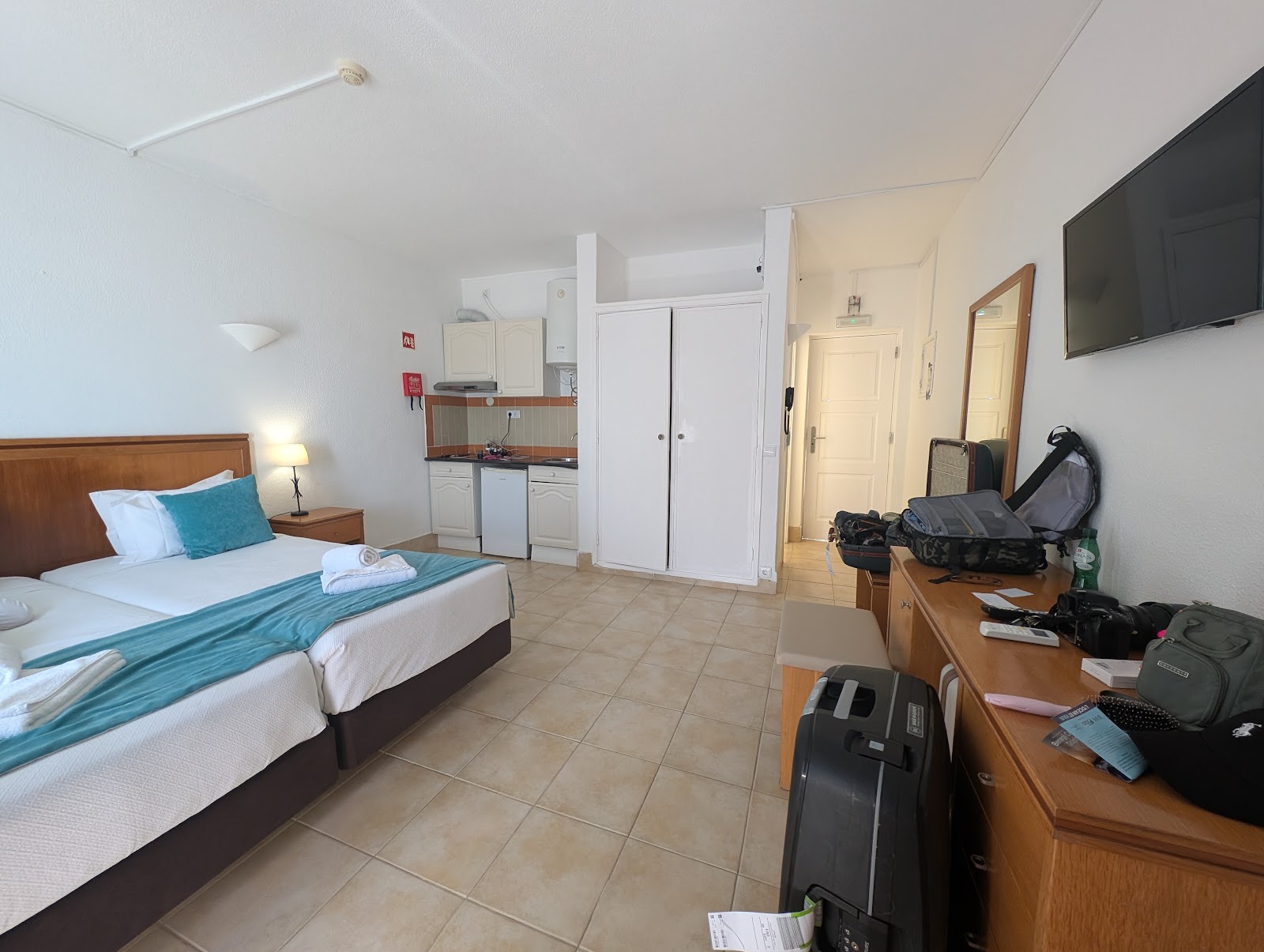 Studio room with bed, kitchenette, and tiled floor at Apartamentos Monica Isabel Beach Club.