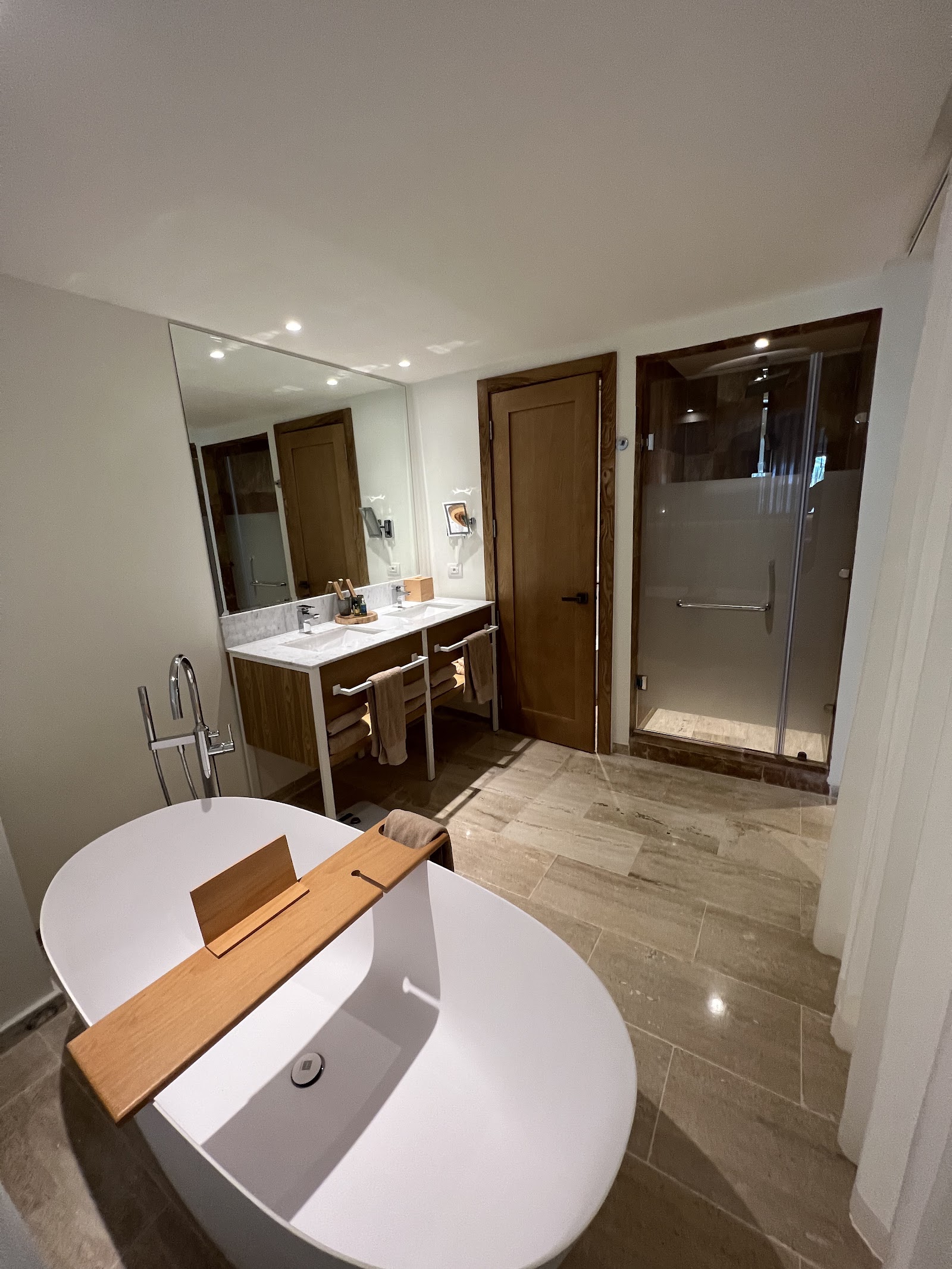 Modern bathroom with soaking tub, dual vanity with mirror, and glass-enclosed shower at Paradisus Palma Real Golf & Spa Resort.