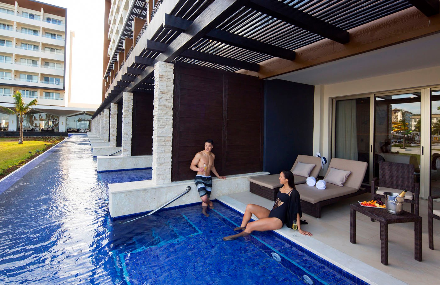 Swim-out suite with private pool