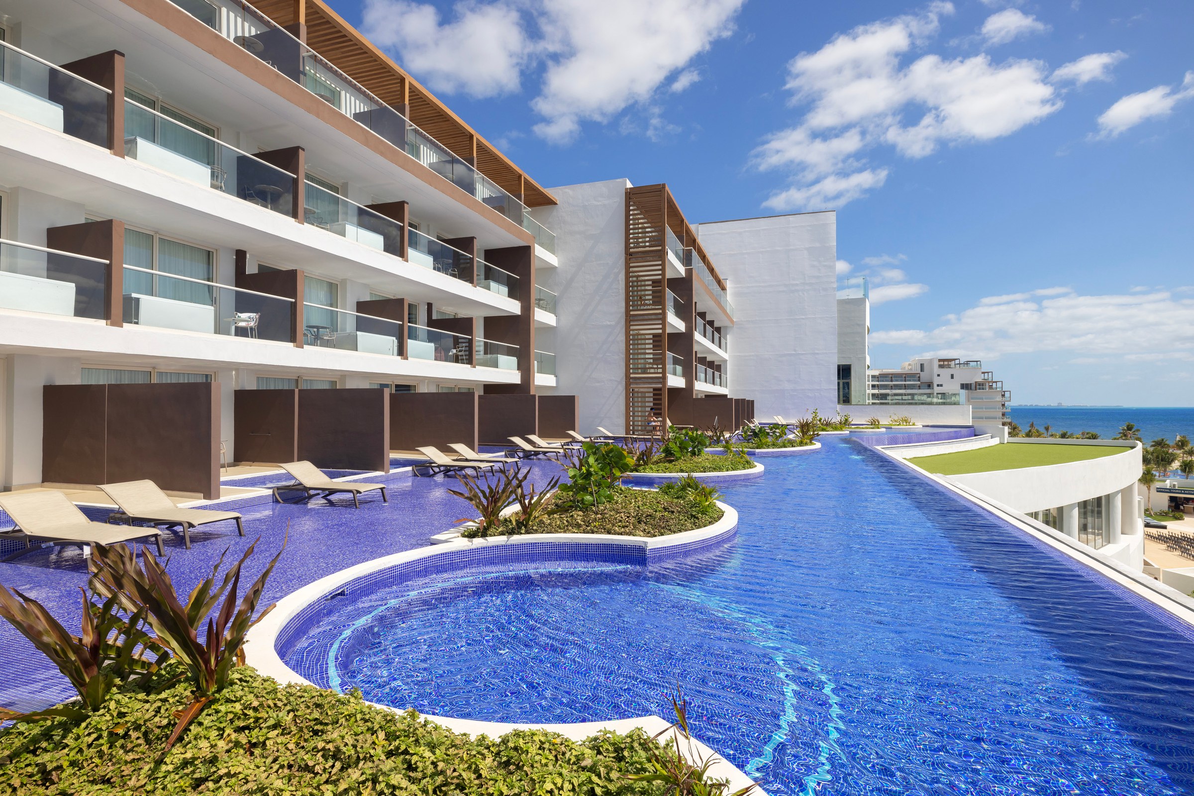 Swim-out suites and pool
