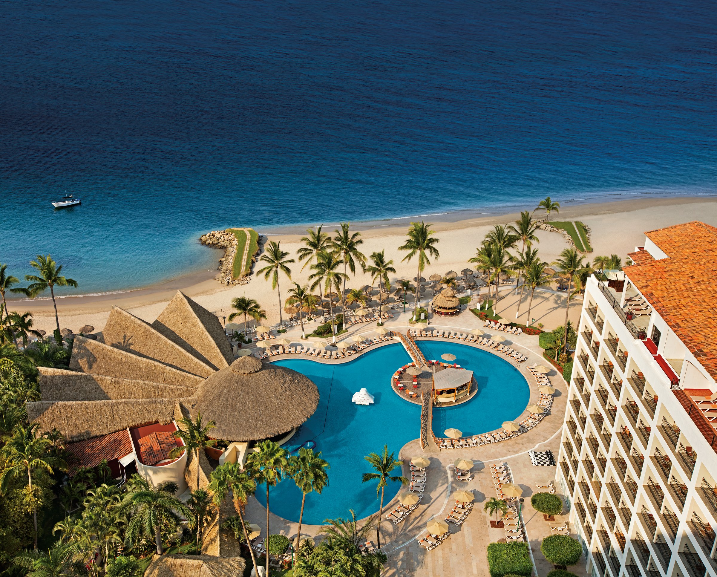 Panoramic view of the pool, swim-up bar and beach
